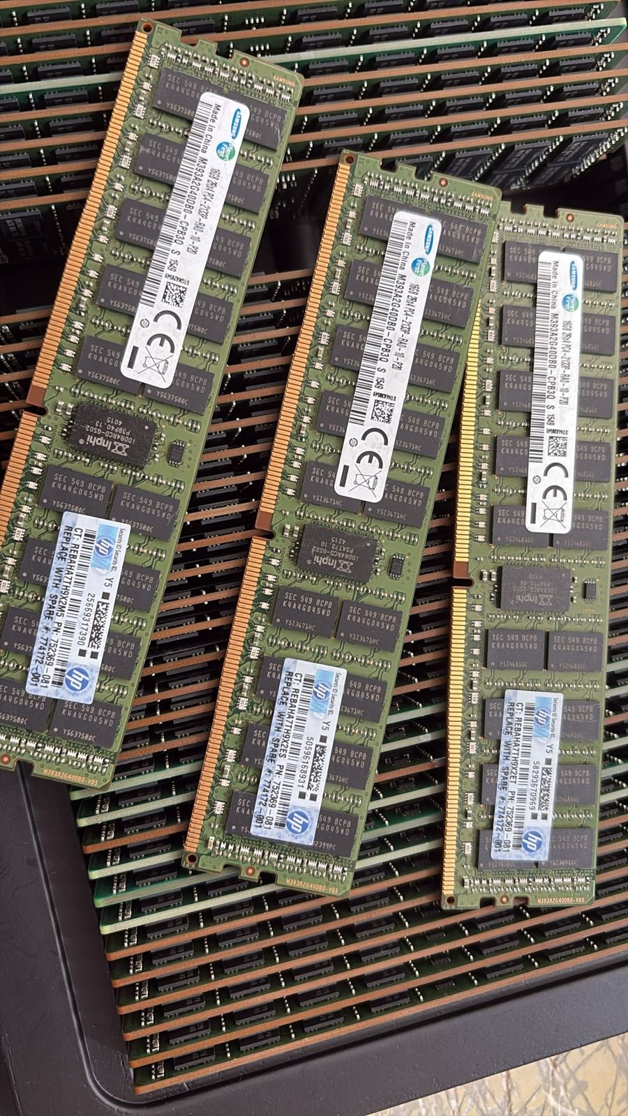HP 16GB DDR4 RDIMM 726719-B21 774172-001 752369-081 726719-S21 Server Memory RAM SKU EB20-B7 Part Numbers • 726719-B21 • 726719-S21 • 774172-001 • 752369-081 Specifications Brand HP Grade -A- Form Factor DIMM Class DDR4 Capacity 16GB ECC Type ECC Registered (RDIMM) Speed PC4-17000 Frequency 2133MHz (MT/s) Rank 2Rx4 (Dual Rank x4 based) Voltage 1.2V Profile Normal Profile Pin Count 288 Number of Modules 1 Kit Capacity 16GB